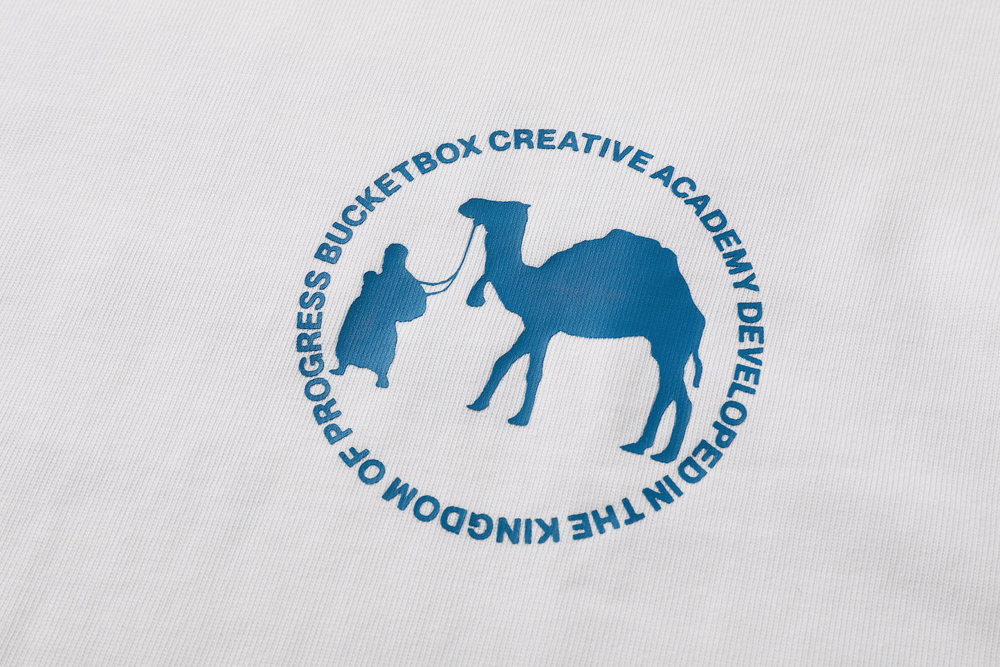 تي شيرت أبيض بشعار مميز