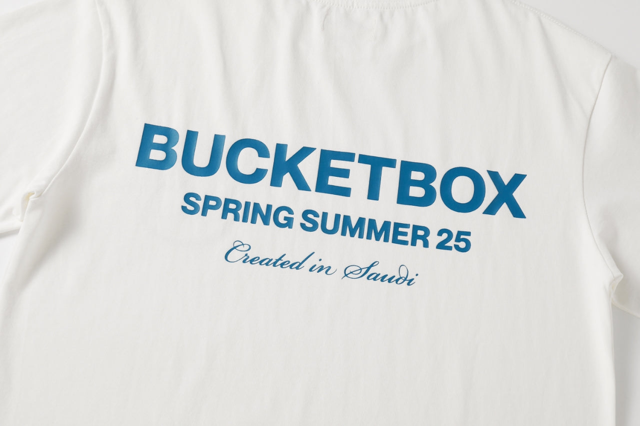 تي شيرت أبيض بشعار مميز