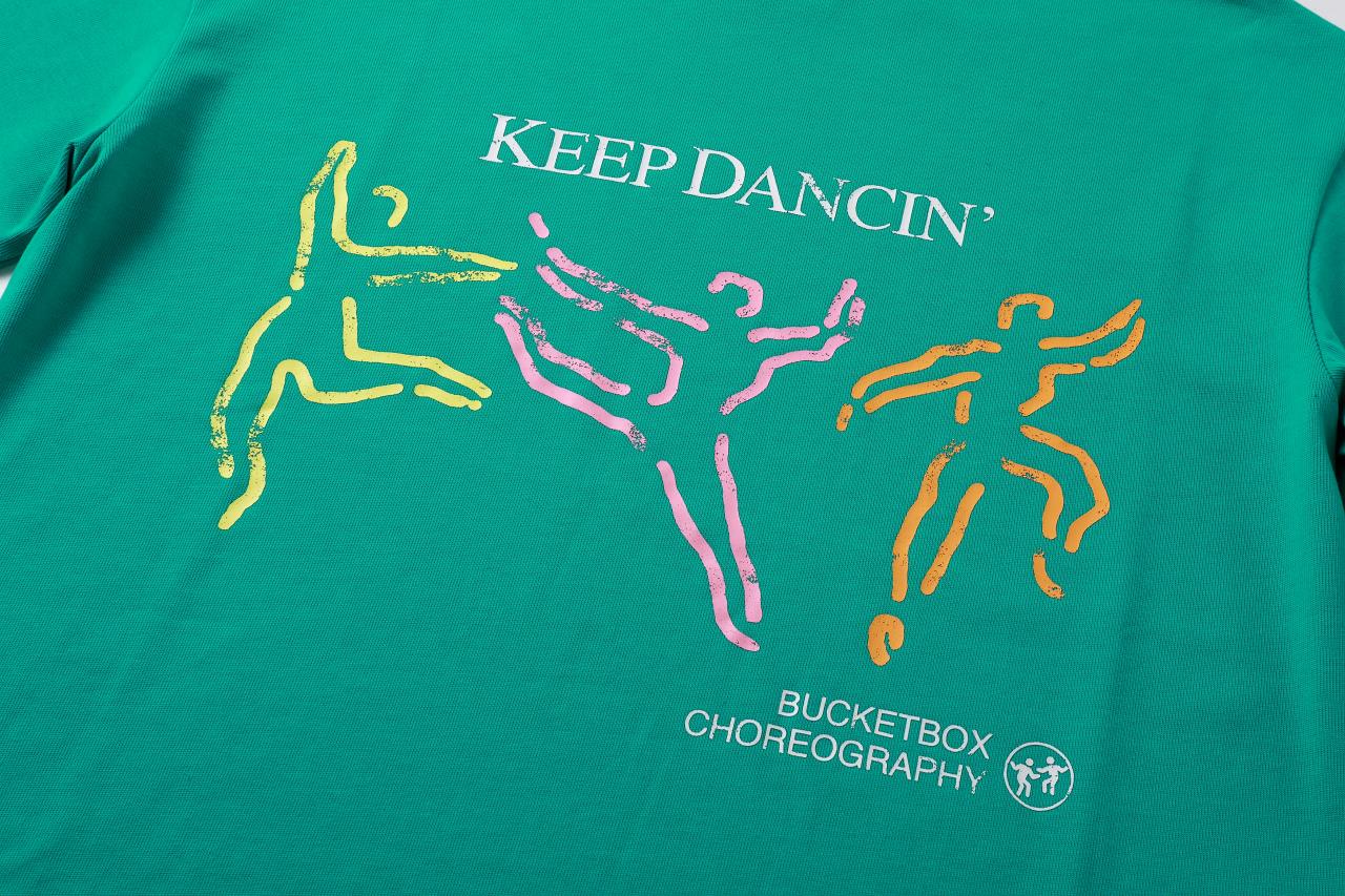 تي شيرت أخضر يحمل شعار Keep Dancing